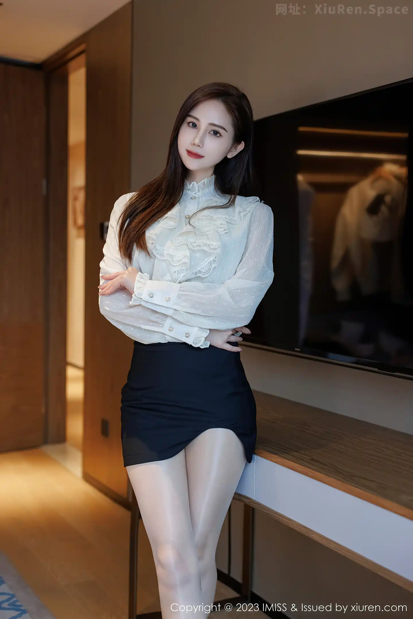 图片[3]-[IMISS爱蜜社]Vol.722 模特SISY思性感白T配黑短裙露红色内衣配超薄肉丝迷人诱惑写真50P-秀人网官方网站